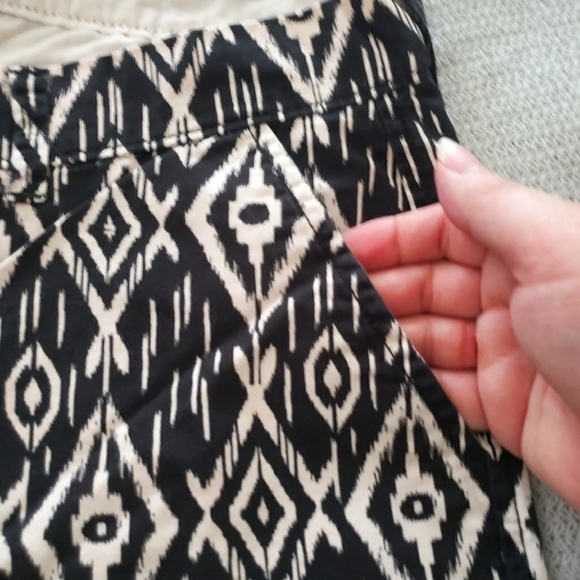 Old Navy ladies 12 cream/black ikat print 3" inseam shorts - Picture 3 of 6